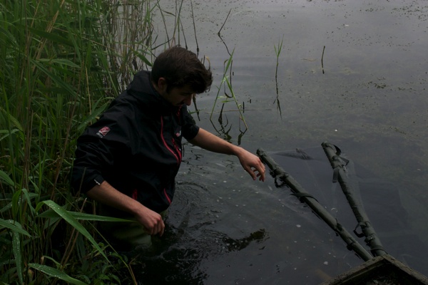 Gilles met de eerste vis, nog voor die het hazenpad koos.