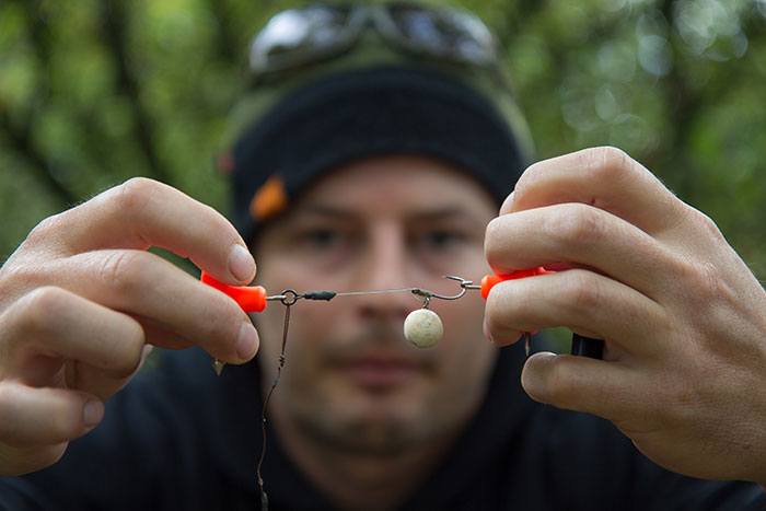 Na een vangst kan je het onderlijnmateriaal makkelijk 'resetten' met de Fox multitool.