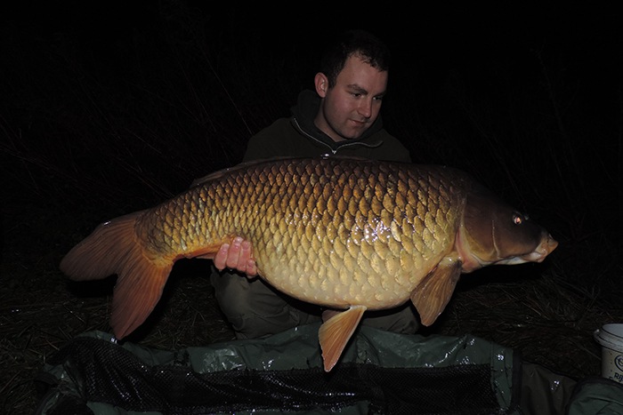 Een fraaie decemberkarper voor Kevin van Hoye! Goed gedaan Kev!