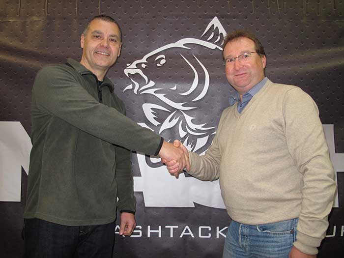 Met een stevige handdruk is de deal compleet.