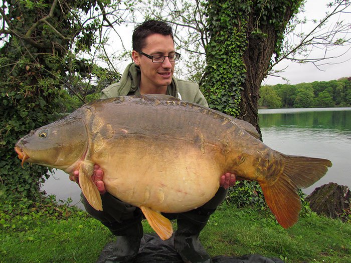 Deze vis kwam op de kant door continu met de werpbuis bij te voeren en zo de karpers aan het azen te houden.