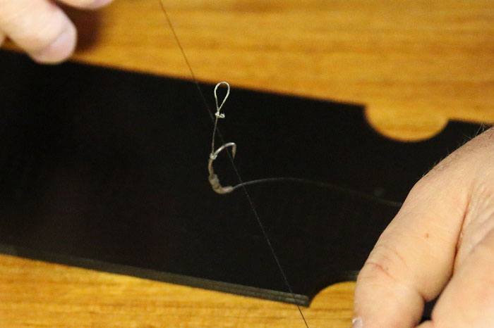 23. Trek de knoop stevig aan.