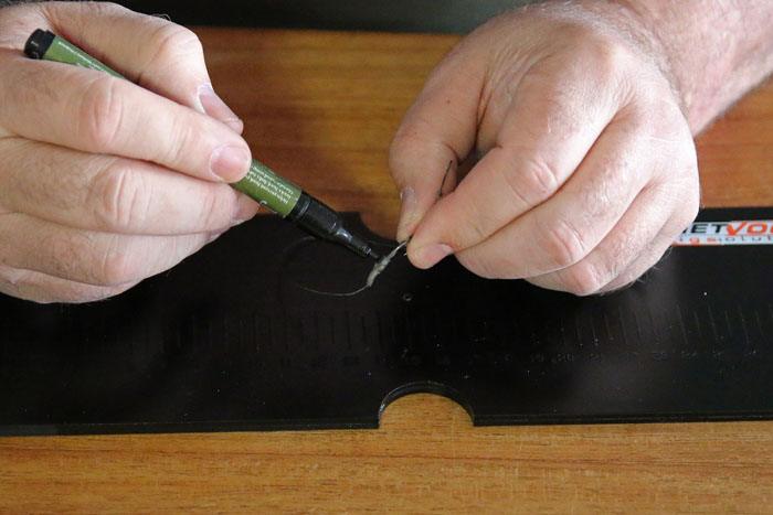 28. Om geen opvallend vlak van de Line Aligner te hebben, kunnen strepen met een watervaste stift gezet worden.