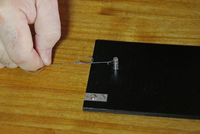 6 Positioneer de knoop ongeveer tegenover de weerhaak en trek aan.