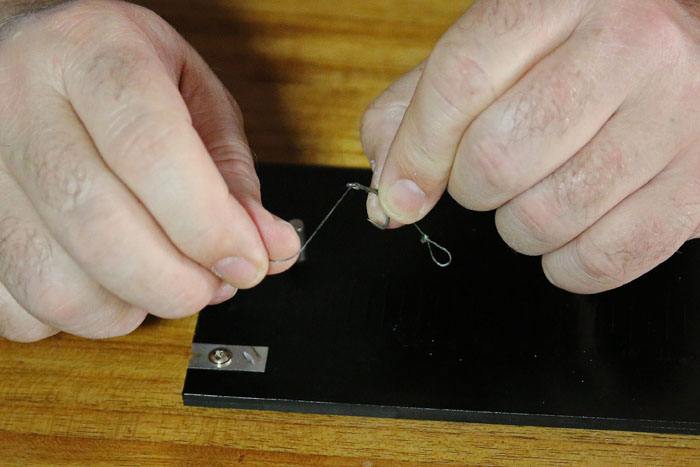 9. Steek de lijn nu weer door de achterkant van het oog en trek aan.