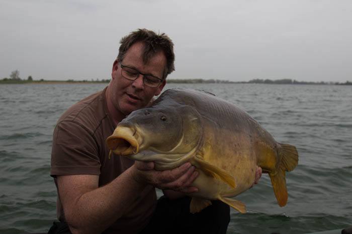 Jacco vist graag vanaf zijn boot, zowel in binnen- als buitenland.