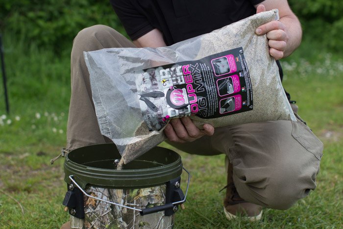 Het bijvoeren met een wolkend, soepachtig voer zal de aandacht van de vis zeker trekken.