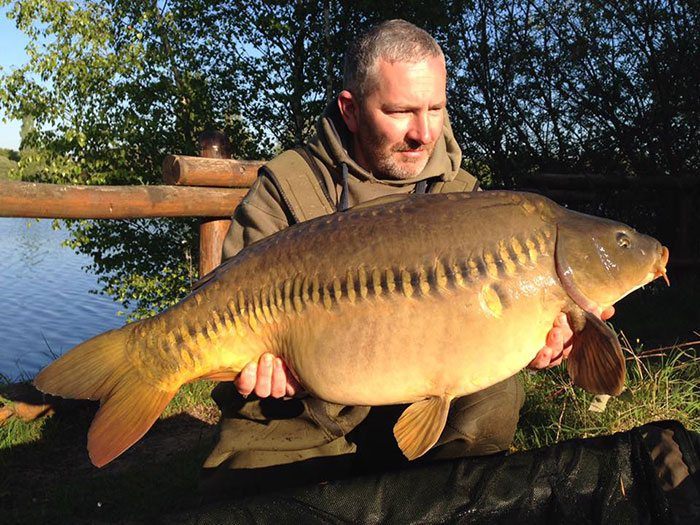 Paddy Madsen, een Engelse vriend, met een prachtige karper. Eentje die ik deze week graag in mijn net zou zien verschijnen.