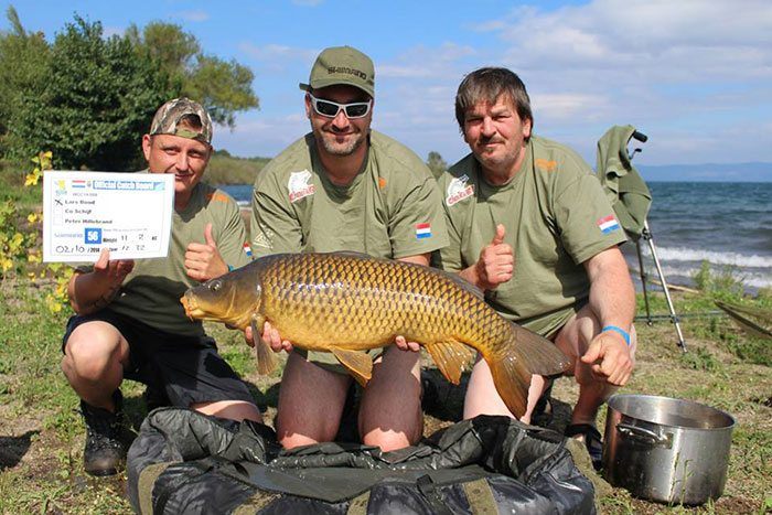Peter Hillebrand, Lars Bood en Co Schijf tijdens de WCC van 2014 op Meer van Bolsena. Een team met gedreven vissers die zich niet zouden laten tegenhouden door een matige loting.