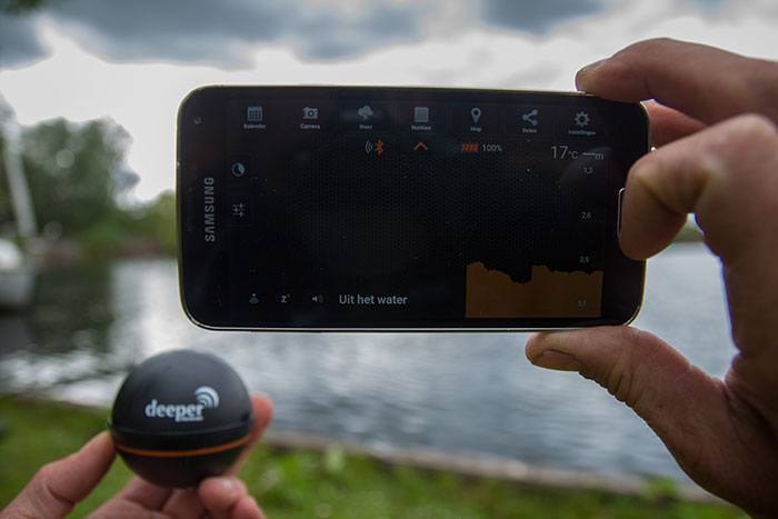 Eenmaal uit het water, stopt de Deeper met doorgeven van gegevens.