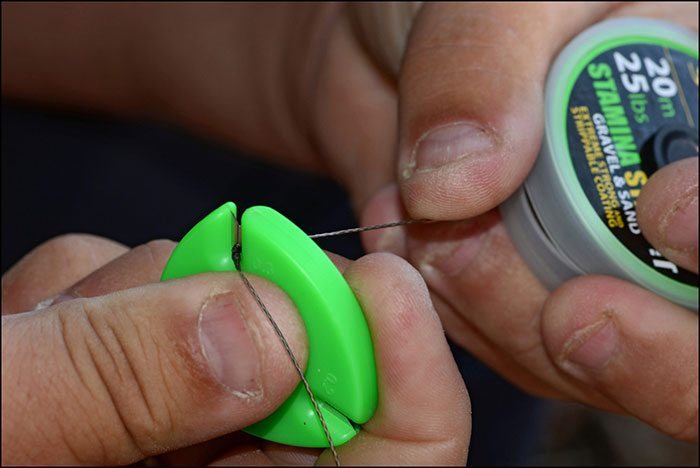 Eenvoudig met de nagels, tanden of Smart Tool te strippen.