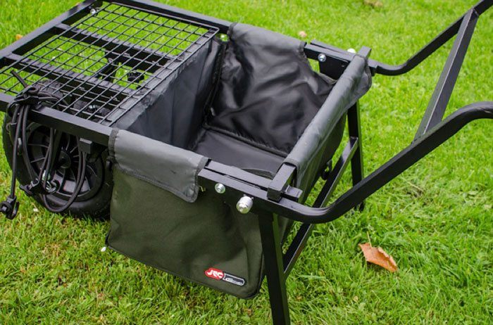 De Barrow wordt compleet geleverd met een nylon kruiwagentas en elastieken om de materialen stevig vast te zetten.