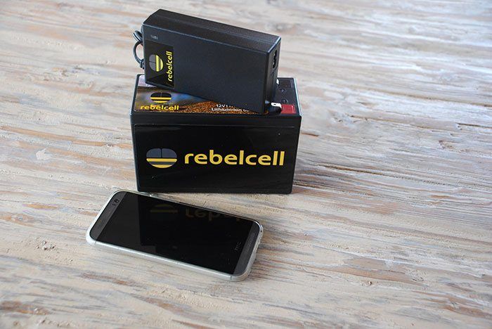 Ter vergelijking ligt er een iPhone naast de nieuwe accu.