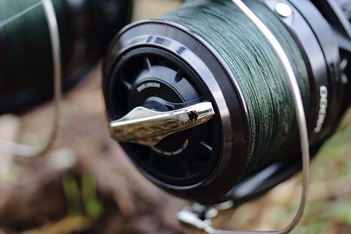 De slip zit weer 'ouderwets' op de kop van de spoel.