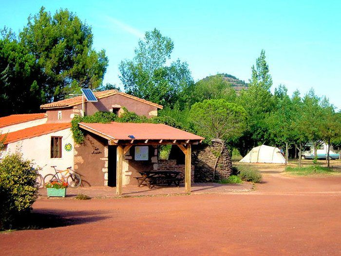 De eenvoudige camping wordt gebruik om een klein basiskamp neer te zetten.