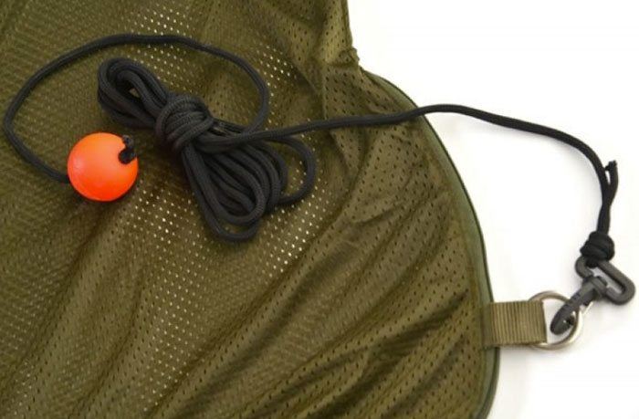 Als je ervoor kiest om een karper te zakken, gebruik dan bij voorkeur een zak met een drijvertje.