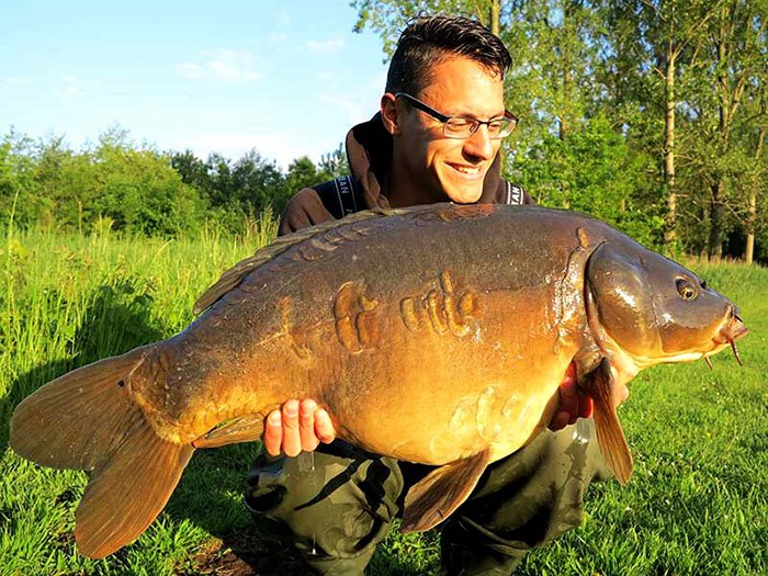 Toen Michiel deze vis ving gebruikte hij een rig van zo'n 25 cm. Best lang, maar omdat hij boilies met de werpbuis bij voerde moesten de vissen flink 'zwemmen' van aasje tot aasje.