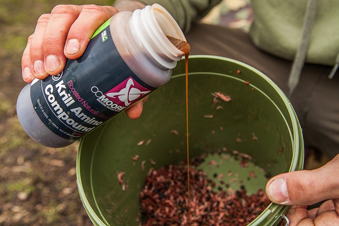 Voeg krill Amino Compound toe voor een extra boost aan attractie.