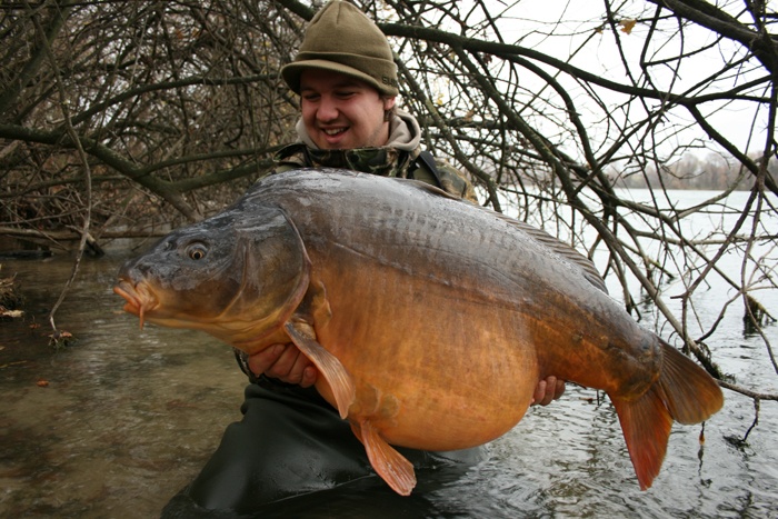 Dat er mooie karpers zwemmen in Duitsland laat Michel Lehe hier zien. Echter, hoe mooi de vis ook is... Geweld en sportvisserij gaat niet samen.