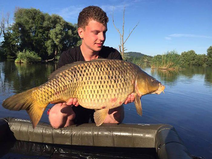 Jordy was zo trots als een pauw op de door hem verschalkte rivierkarpers.