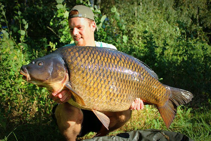 Marc Vervoort met een heerlijke schub, gevangen op de Garlic Octopus Fish RR boilie.