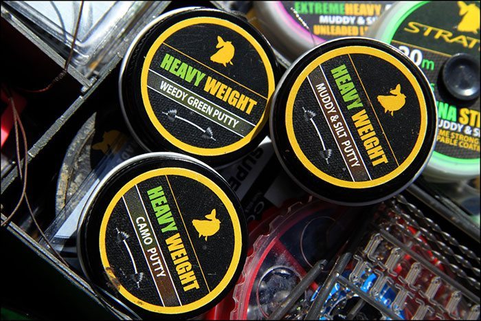 Heavy Weight Putty, in een handig blikje met schroefdop.