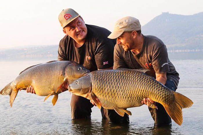 De Tsjechen op stek 22, Karel Nikl en Jan Dadak pakten vanochtend de leiding met karpers van 14,8 en 19,9 kg!