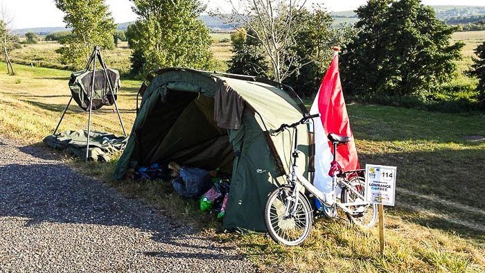 Dankzij het vouwfietsje blijven de mannen in ieder geval in beweging.