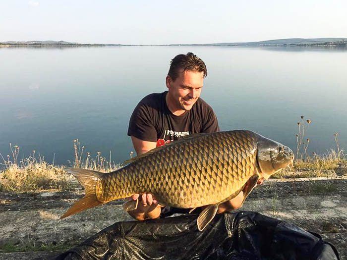 Een van de deelnemers met een typische Novomlynska karper.