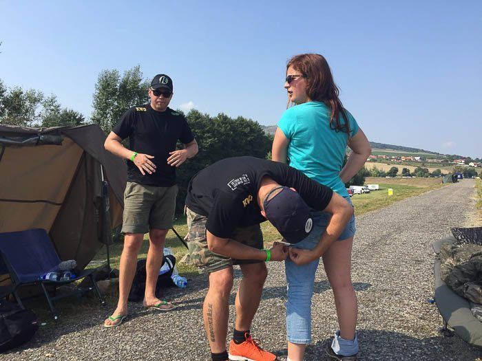 Remy helpt ondertussen de social media mevrouw van haar lange broek af...